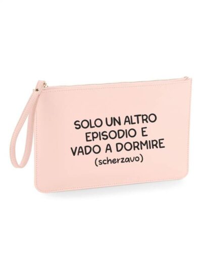 Pochette da donna con la scritta "solo un altro episodio e vado a dormire (scherzavo)" - PHTD36